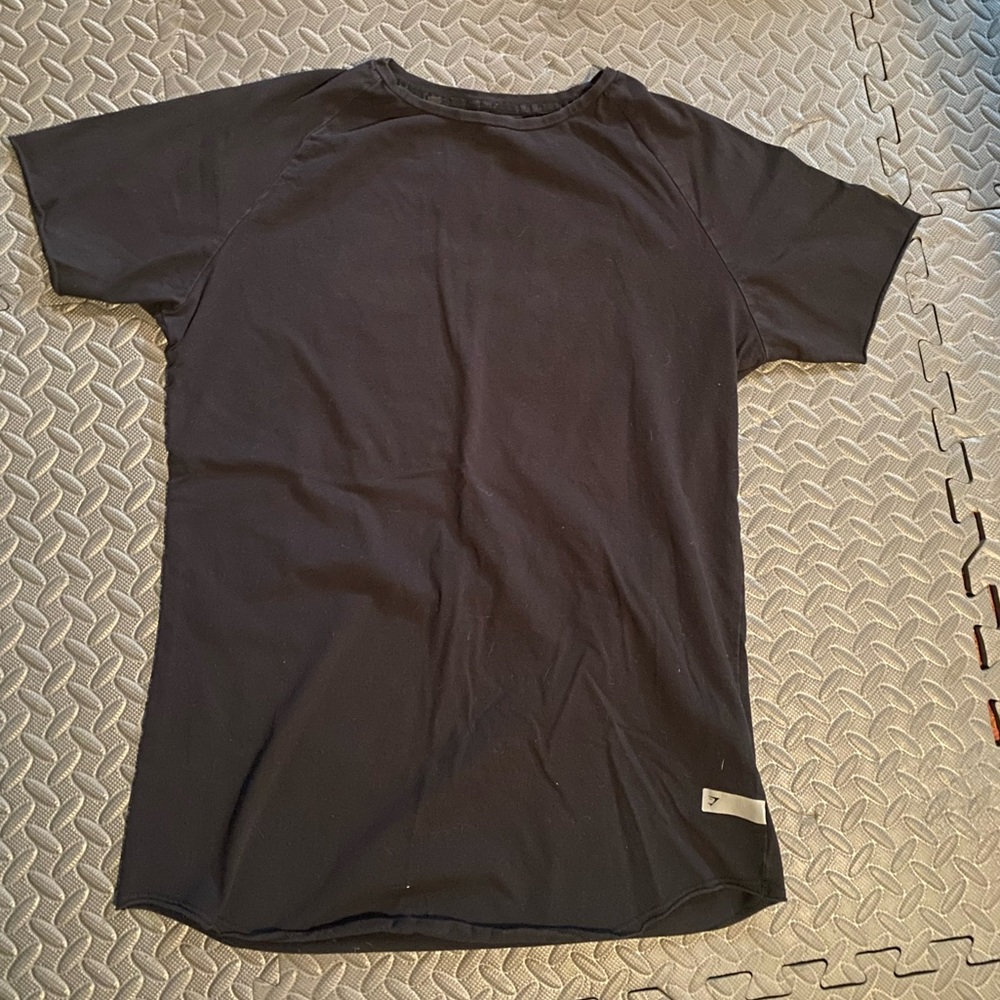 Men’s Gymshark Plain Black Workout Tee with Swoop Raw Cut Hem and Wide Neck S: L